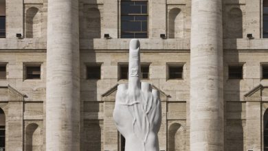 Foto de Artista instala un dedo gigante frente al Ayuntamiento de Nueva York