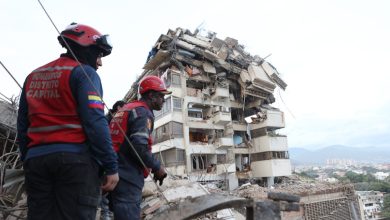 Foto de Familias buscan desesperadamente a personas desaparecidas tras devastador terremoto en Venezuela
