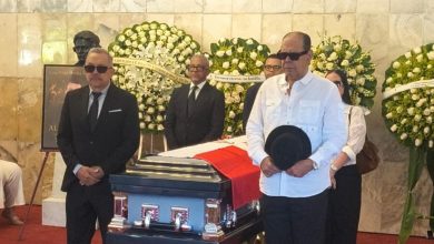 Foto de Fernando Villalona sobre Alex Bueno: "Se fue la voz más bella de nuestra historia musical"