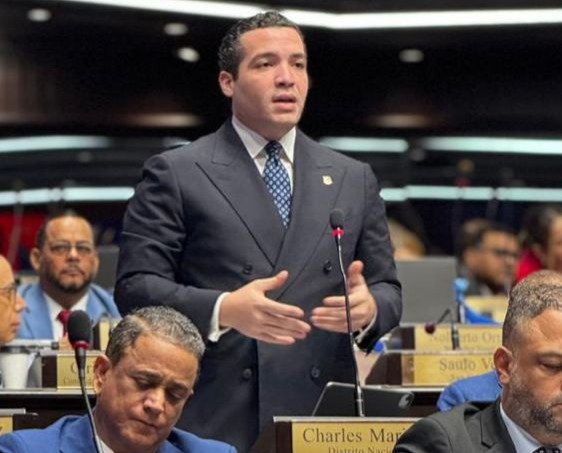 Foto de Charlie Mariotti critica incumplimiento del gobierno de promesas sobre ley de hidrocarburos – ACN (República Dominicana)