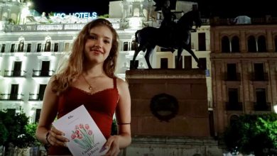 Foto de Julia Kluemper, poeta que recita en TikTok para animar a los jóvenes a leer