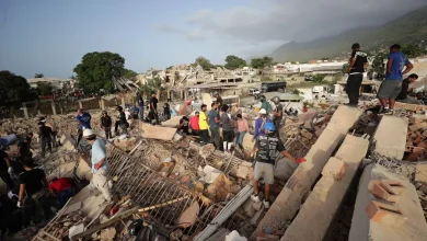 Foto de La Guaira se debate entre quienes acudieron a apoyar y quienes desesperados por ayudar a los afectados por el terremoto