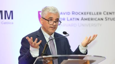 Foto de Levitsky advierte en la PUCMM sobre riesgos democráticos
