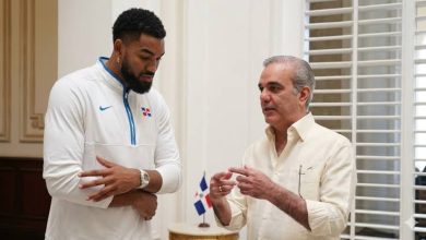 Foto de Abinader felicita a Karl-Anthony Towns por título de la NBA