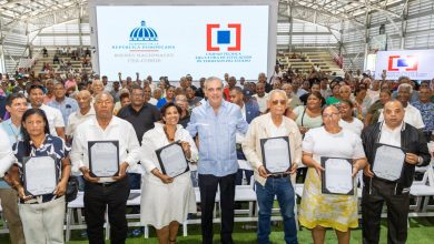 Foto de Abinader entrega 2,322 títulos de propiedad en Domingo Savio
