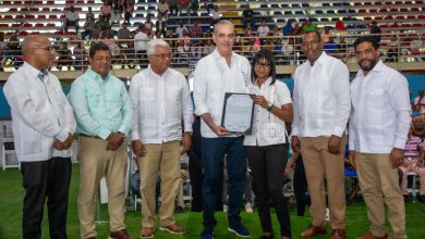 Foto de Abinader entrega más de 1,000 títulos de propiedad a familias