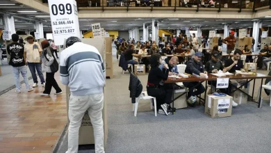 Foto de Colombia cierra el Colegio Electoral y comienza a contar votos para presidente