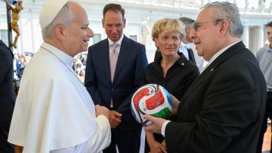 Foto de El Papa recibe un balón del Mundial de manos de los embajadores de México, Estados Unidos y Canadá