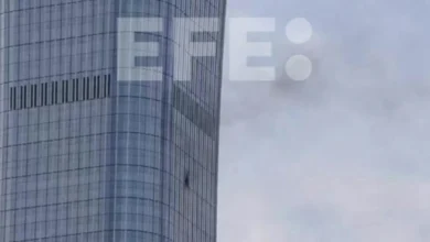 Foto de Una avioneta se estrella contra el edificio más alto de Beijing