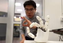 Foto de La pulsera de ultrasonido del MIT rastrea cada movimiento de los dedos y le permite controlar un brazo robótico en tiempo real