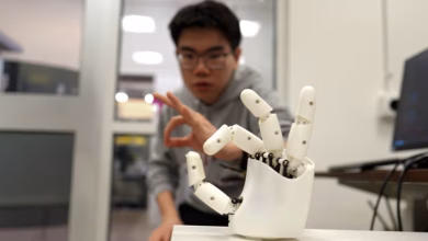 Foto de La pulsera de ultrasonido del MIT rastrea cada movimiento de los dedos y le permite controlar un brazo robótico en tiempo real