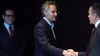 Foto de Karp de Palantir dice que Sanders sólo se arrepentirá de haber pedido el 50% de las empresas de IA. Se acerca la nacionalización total.