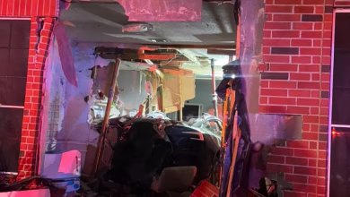 Foto de Un Tesla en piloto automático se estrella contra una casa en Texas. La mujer que estaba dentro no sobrevivió.