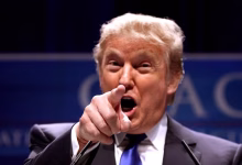 Foto de Trump firma un memorando que mantiene la 'IA más avanzada' en manos militares y prohíbe a los proveedores desconectarse