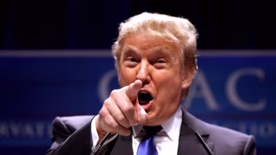 Foto de Trump firma un memorando que mantiene la 'IA más avanzada' en manos militares y prohíbe a los proveedores desconectarse