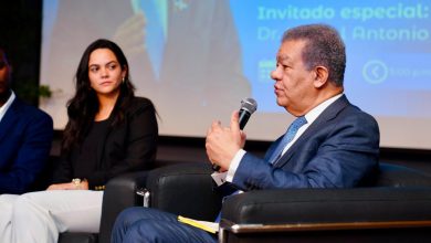 Foto de Lionel Fernández plantea una "revolución del conocimiento" durante un conversatorio en la UNIBE