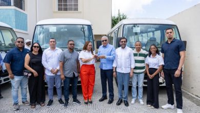 Foto de El gobierno ha entregado cuatro autobuses para fortalecer el transporte estudiantil en la provincia de Duarte