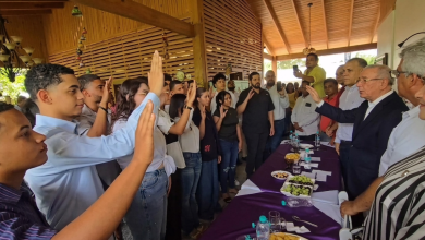 Foto de Danilo Medina juramenta al PLD con un grupo de jóvenes de Tenares