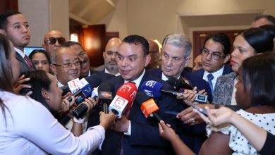 Foto de Julio Landrón destaca avances en salud mental, trauma y atención hospitalaria en sus primeros seis meses