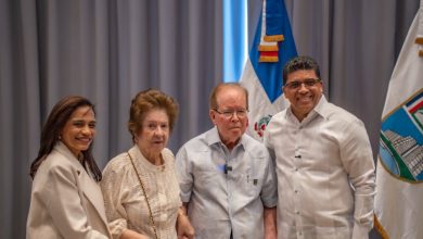Foto de Pepín Coripio recibe la "llave de la ciudad" en la SDE durante reunión con el alcalde