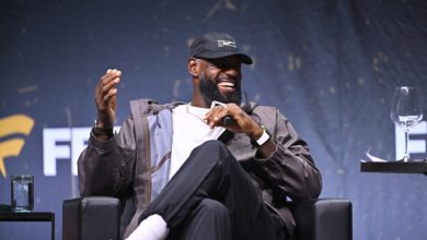 Foto de LeBron James dice que no está listo para tomar una decisión sobre su futuro