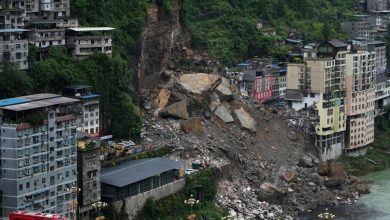 Foto de Bajo la lluvia y contra el tiempo: los rescatistas buscan supervivientes tras un deslizamiento de tierra en China que mata a 8 personas