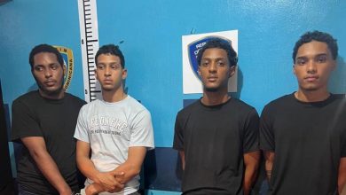 Foto de Policía impide fuga de cuatro presuntos ladrones de joyería en Santiago; recuperación de tela