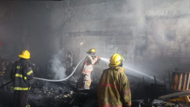 Foto de Incendio destruye mueblería bajo Puente Quinto Centenario en DN; Causa un momento de emoción