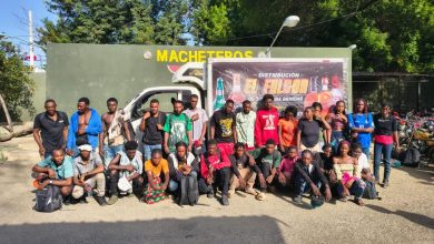 Foto de Ejército detiene camión que transportaba a 29 haitianos indocumentados en Valverde
