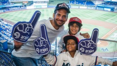 Foto de Arajet sorprende a padre dominicano con su familia en el Marlins Park de Miami