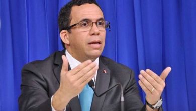 Foto de UASD reconoce a Andrés Navarro como profesor del año