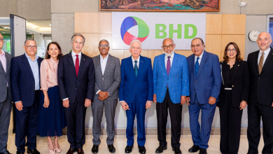 Foto de Banco Bhd reportó una utilidad neta de RD$8,641 millones para el primer semestre de 2026 durante una reunión con ejecutivos de medios.