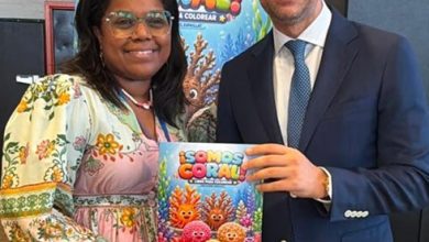 Foto de Ministra de Cultura evalúa libro infantil de la escritora neoyorquina Susibel Espaillat