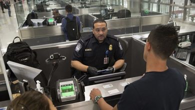 Foto de Los solicitantes residentes que puedan estar sujetos a cargas públicas son inadmisibles en los Estados Unidos.