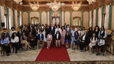 Foto de Abinader recibe a 30 estudiantes dominicanos