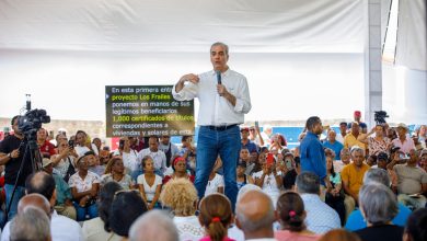 Foto de Abinader entrega 1,000 títulos de propiedad en Los Frailes