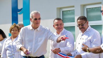Foto de Abinader inaugura el remozado hospital de Hacienda Estrella