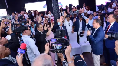 Foto de Abel Martínez toma juramento a un partido político en Nueva York
