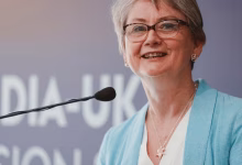 Foto de Cooper del Reino Unido advierte sobre una IA 'Hiroshima' sin reglas