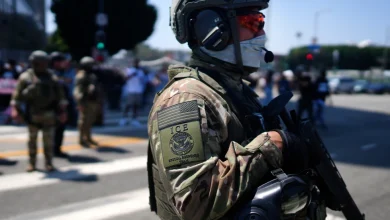 Foto de Indignación por la falta de cámaras corporales de los agentes después del mortal tiroteo de ICE en Houston