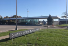 Foto de Las ventas de GM en el segundo trimestre cayeron un cuatro por ciento a medida que disminuyó la demanda de vehículos eléctricos y Toyota cerró