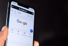 Foto de Common Sense Media dice que la búsqueda con inteligencia artificial de Google representa un "riesgo inaceptable" para los estudiantes. Google no puede detenerlo.