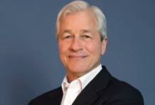 Foto de Dimon dijo que la IA ya ha eliminado entre el 30 y el 40 por ciento de los puestos de trabajo en algunas divisiones de JPMorgan.