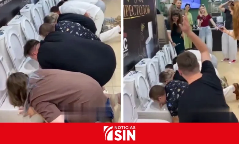 Foto de Los concursos en Rusia premian a quienes beben en los retretes y generan polémica en las redes sociales