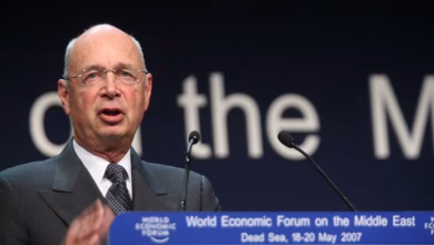 Foto de Klaus Schwab dice haber encontrado un error en la oficina de su casa