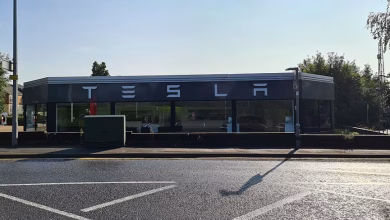 Foto de El conductor que estrelló el Tesla contra una casa de Texas a 70 mph presionó el acelerador al 100 por ciento, encontró la NTSB.