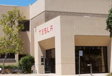 Foto de Tesla no cumplió con las estimaciones de entrega del segundo trimestre y las existencias cayeron. Las ganancias del miércoles enfrentan el mismo problema.