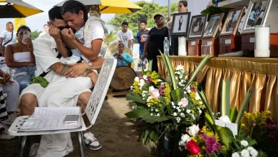 Foto de "No es nada fácil", se despide un venezolano de su madre, su esposa, sus dos hijas y su sobrino.